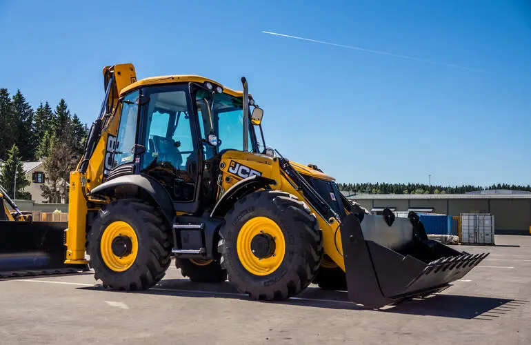 Экскаватор-погрузчик JCB для общеплощадочных работ